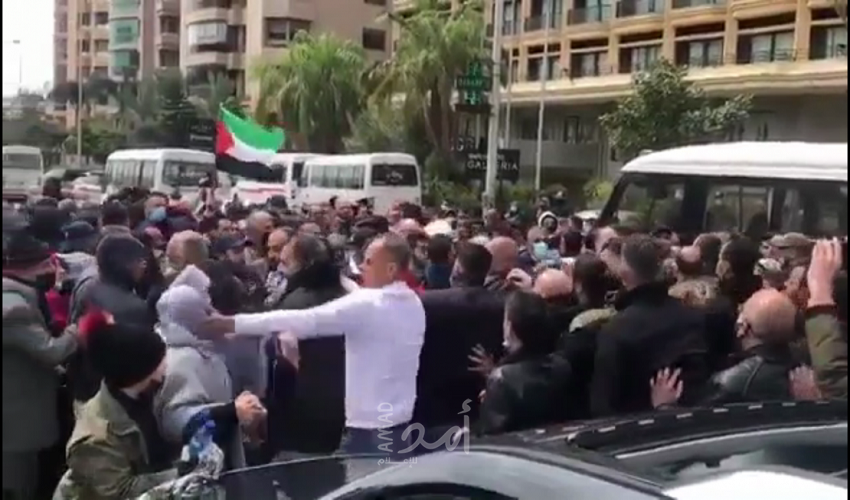 شاهد - فضيحة أمن سفارة فلسطين في لبنان وهو يعتدي على عدد من فلسطينيي سوريا