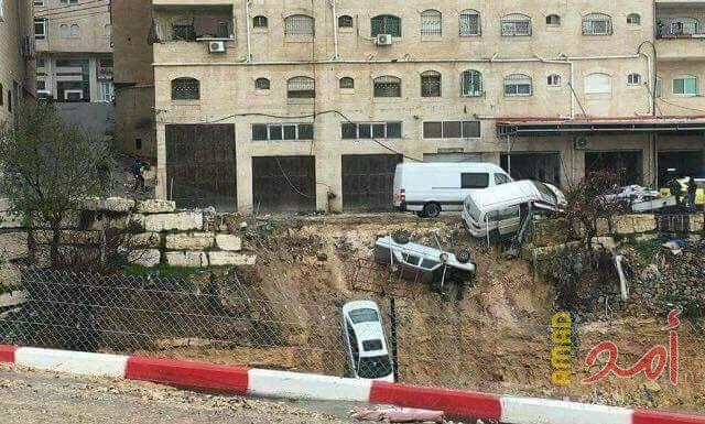 انهيار شارع بفعل تدفق الأمطار في الخليل