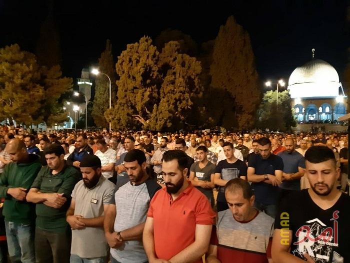 بالصور.. الآلاف يؤدون صلاة التراويح بالأقصى رغم اجراءات الاحتلال التعسفية