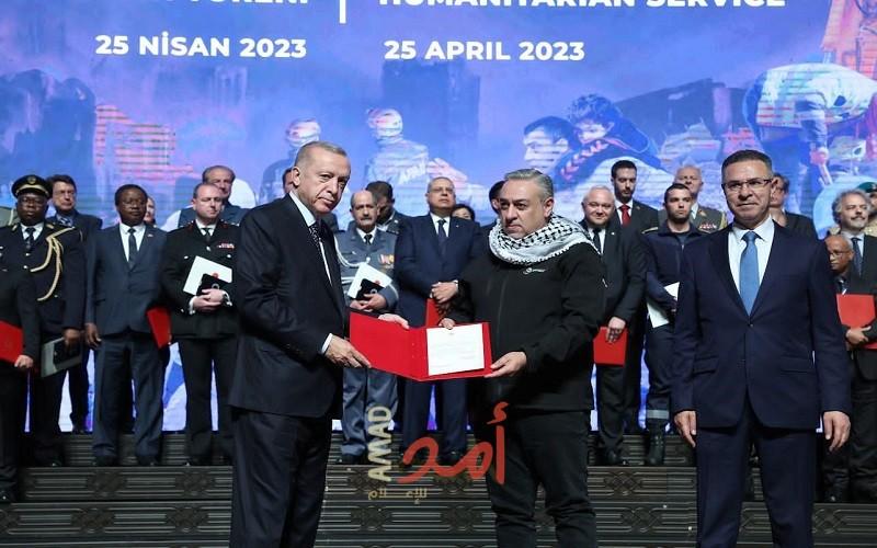 أردوغان يكرم دولة فلسطين ويمنح فريقها للتدخل والاستجابة العاجلة وسام الجمهورية للتضحية