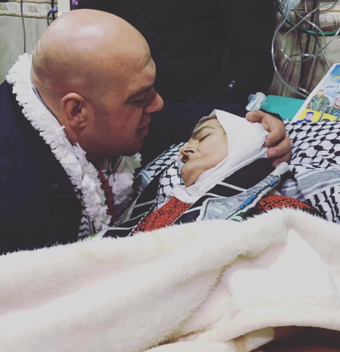 وفاة والدة الأسير كامل الخطيب بعد يوم من الإفراج عنه