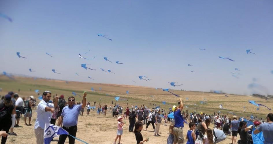 مئات الإسرائيليين يتظاهرون قرب غزة يطالبون بالإفراج عن غولدن وشاؤول