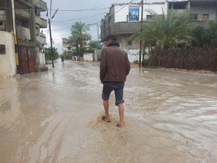 الاحتلال الاسرائيلي يفتح سدود تجميع المياه باتجاه أراضي المواطنين شرق غزة