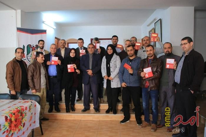 نقابة الصحفيين تسلم بطاقات الاتحاد الدولي للإعلاميين في غزة