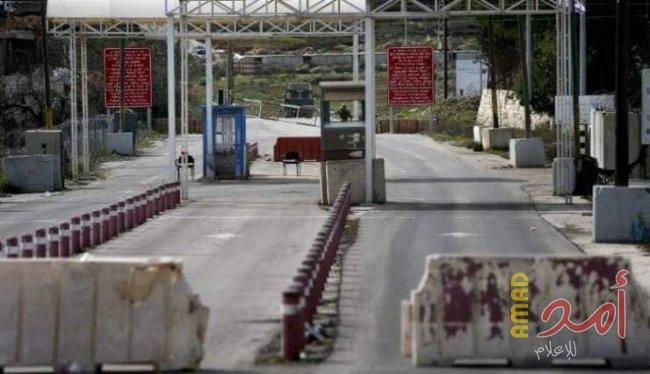 جيش الاحتلال يفتش منازل وينصب حواجز في الخليل