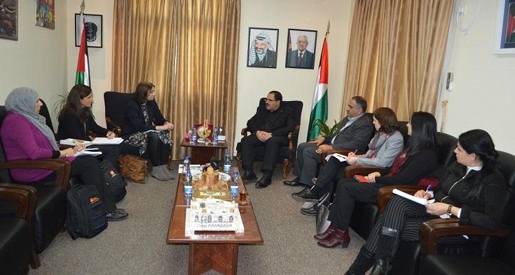 التربية: خطوات عملية لتطبيق برنامج العيادات الإرشادية للطلبة