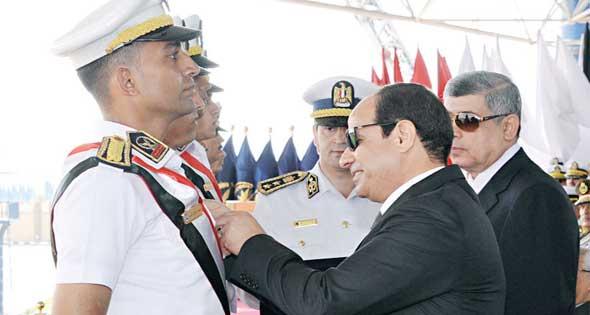 بالأسماء : رئيس مصر يكرم الخريجيين الفلسطينيين الأوائل بكلية الشرطة