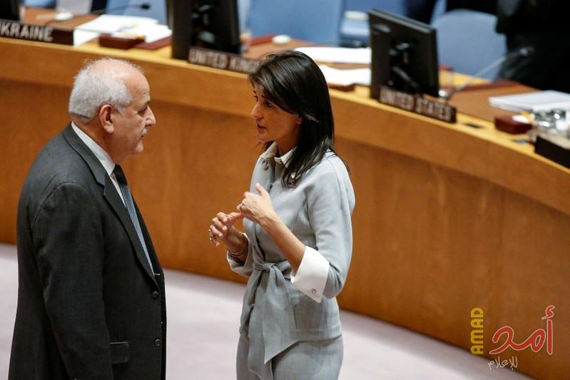 السفيرة الأمريكية لدى الأمم المتحدة نيكي هيلي تتحدث مع رياض منصور مندوب فلسطين