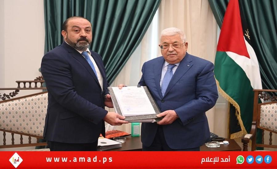 الرئيس عباس يتسلم ملف التحقيق الخاص بإغتيال الصحفية شيرين أبو عاقلة