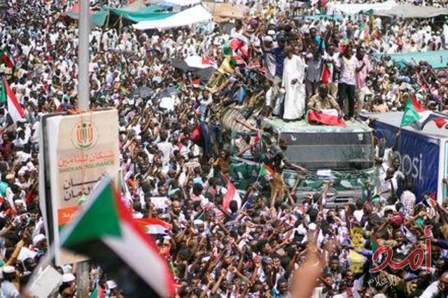 السودانيون يواصلون اعتصاماتهم أمام مصفاة للنفط