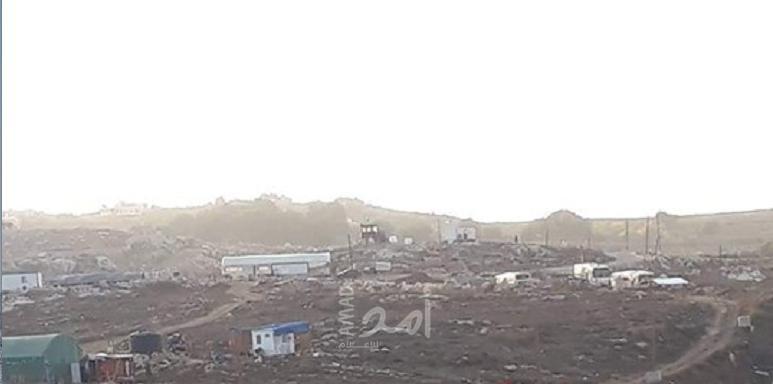 مستوطنون ينصبون أعمدة كهرباء مقابل قرية أرطاس