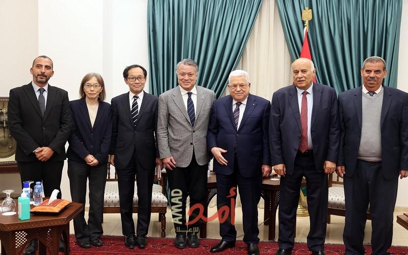 الرئيس عباس يستقبل رئيس الاتحاد الياباني لكرة القدم