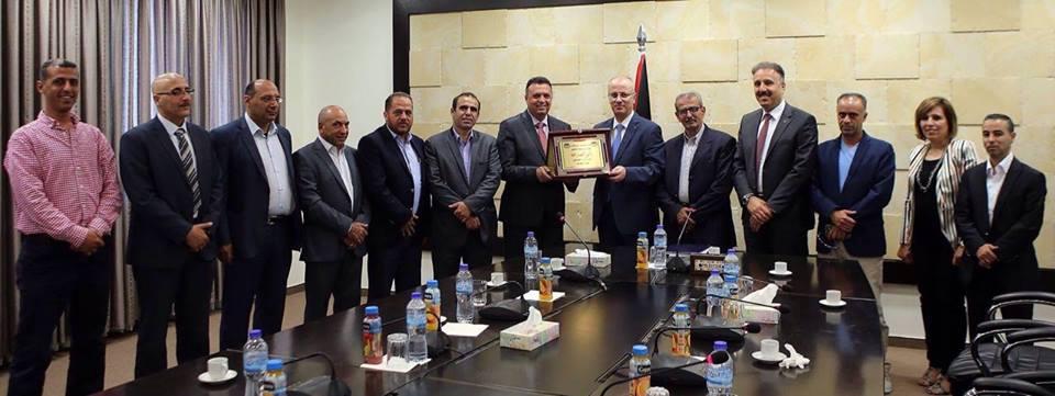 الحمد الله يثمن دور الصحفيين ويؤكد على صون الحريات الاعلامية في فلسطين