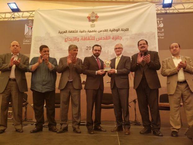 بسيسو يكرم رئيس وزراء إقليم فلاندرز البلجيكي في معرض فلسطين الدولي للكتاب