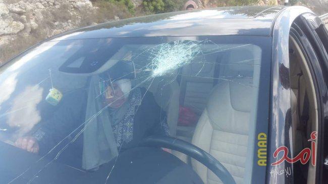 مستوطنون يهاجمون مركبات المواطنين غرب رام الله