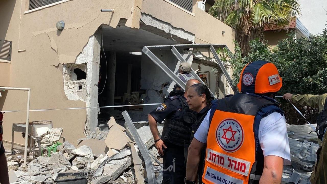 إصابة إسرائيلي جراء استهداف مبنى بصاروخ في عسقلان - صور