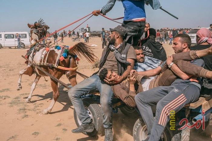 "تايم" الأمريكية تختار صورة لمصاب من غزة نقل على عربة حصان بين أفضل صور عام 2018
