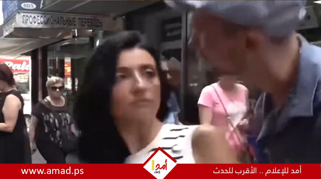 "قبلة على الهواء" تضع مسؤولة أمريكية في موقف محرج -فيديو