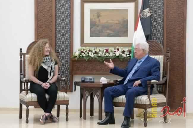 الرئيس عباس يستقبل عهد التميمي ووالدتها بمقر المقاطعة