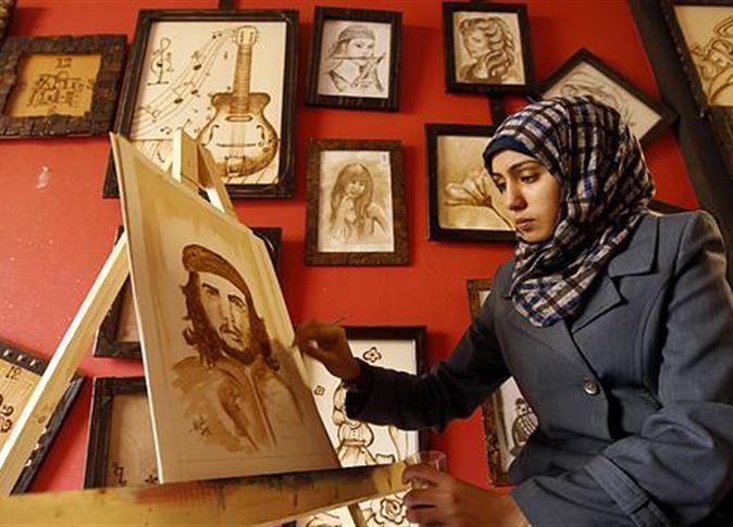 فنانة في غزة تعرض لوحاتها المرسومة بـ"القهوة"