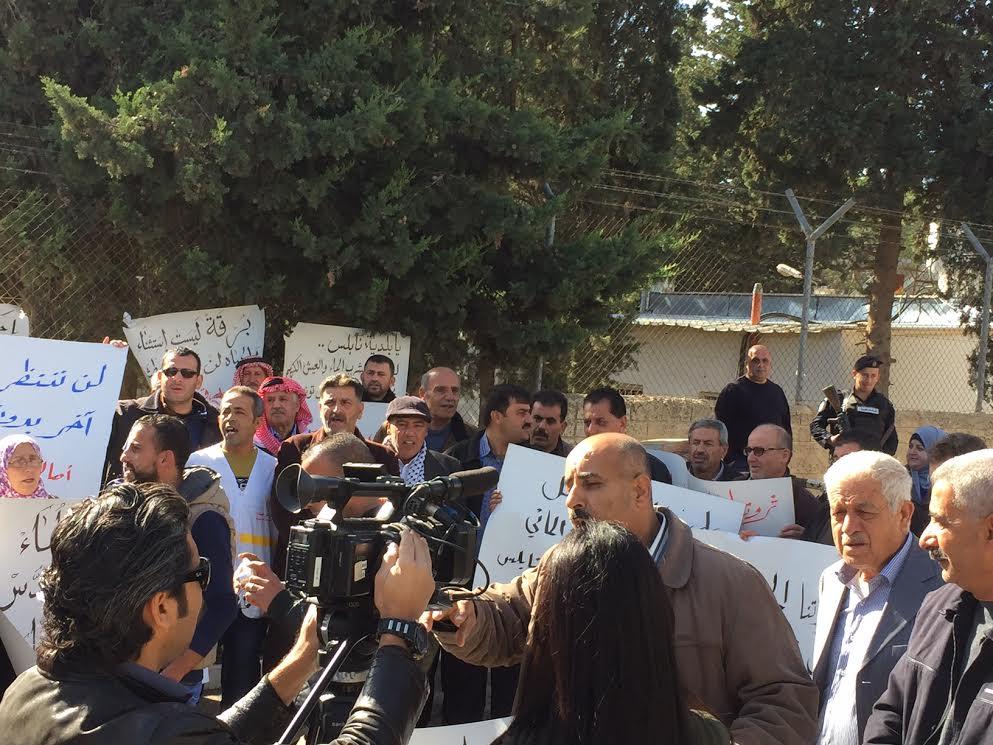 مواطنو قرى نابلس يحتجون امام مجلس الوزراء على نقص كمية المياه