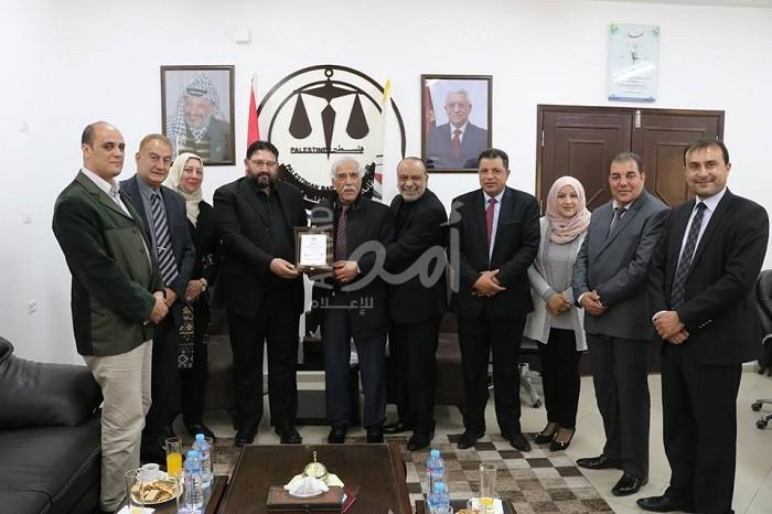 محافظ غزة يلتقي مجلس نقابة المحامين الفلسطينيين