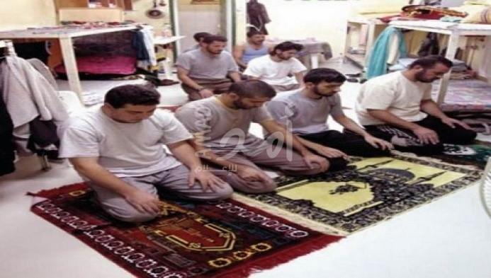 الأولى منذ شهر.. إقامة "صلاة الجمعة" في سجون الاحتلال