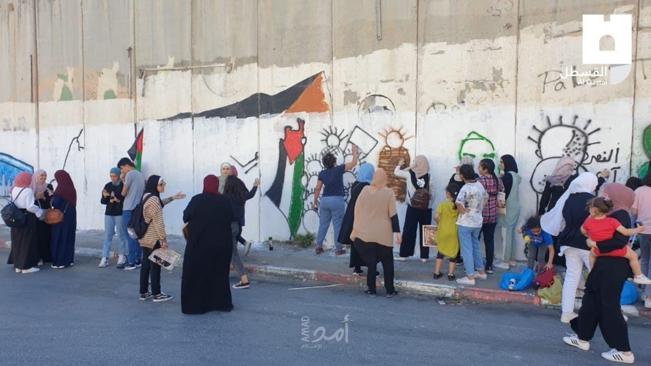 قوات الاحتلال تعتدي على فعالية لرسم صور الشهداء المحتجزة جثامينهم في أبو ديس
