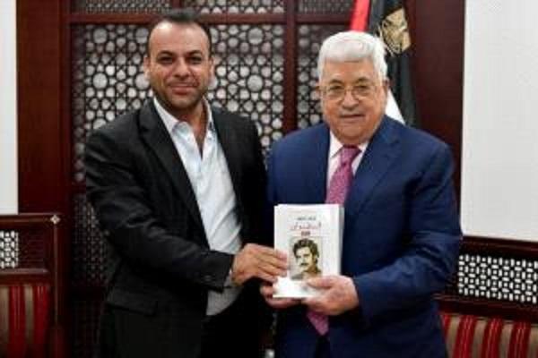 الرئيس يتسلم الأعمال الكاملة للشاعر "دحبور"
