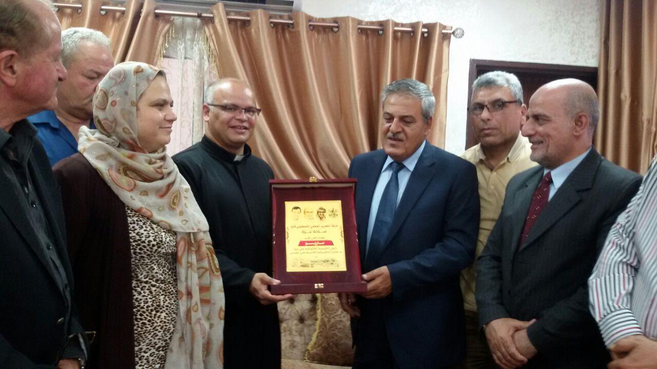 حركة فتح في ساحة غزة تزور كنيسة دير اللاتين