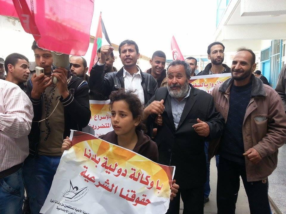 بالصور.. اعتصام حاشد برفح للمطالبة بوقف تقليصات الأونروا والتعجيل بصرف مستحقات متضرري العدوان