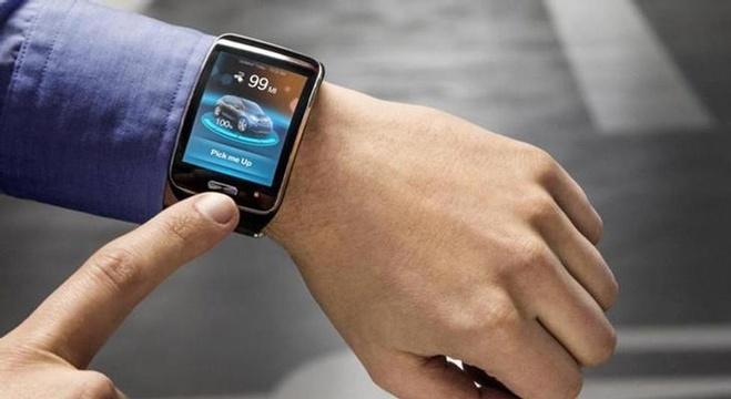 BMW تُطور سيارة يمكن ركنها بواسطة الساعة الذكية