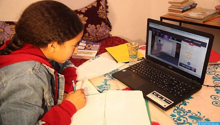 "التعليم عن بعد" ... أزمة مستمرة بين المعلمين والطلاب