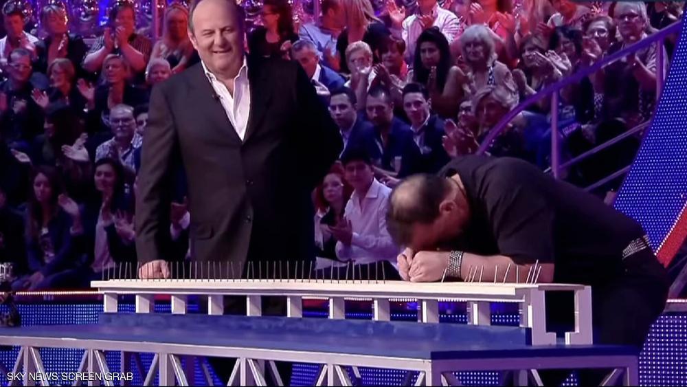 بالفيديو -مصارع أمريكي يدخل غينيس بعد أن دقّ 38 مسمارا برأسه