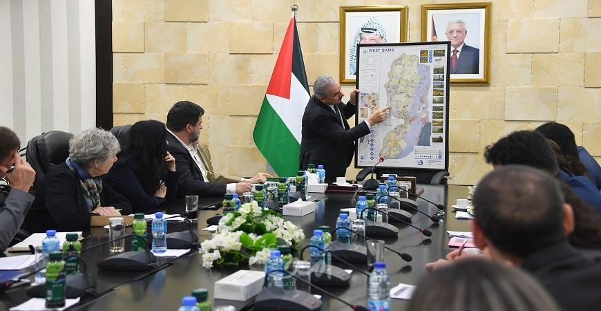 أشتية يدعو الاتحاد الأوروبي إلى الانتقال من وسم منتجات المستوطنات إلى مقاطعتها