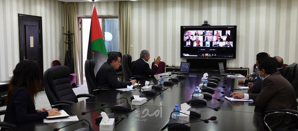 أشتية: موقفنا ثابت بالدفاع عن الحريات وحقوق الإنسان خاصة في ظل حالة الطوارئ