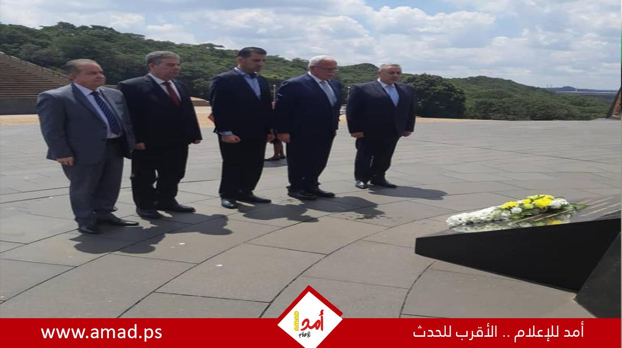 المالكي يضع اكليلاً من الزهور على النصب المخصص لأبطال حرب التحرير  الزيمبابوية في العاصمة هراري