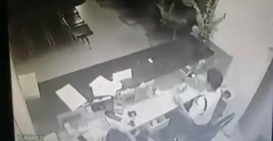بالفيديو .. لحظة اقتحام لص بنكا وطعن حارس الأمن