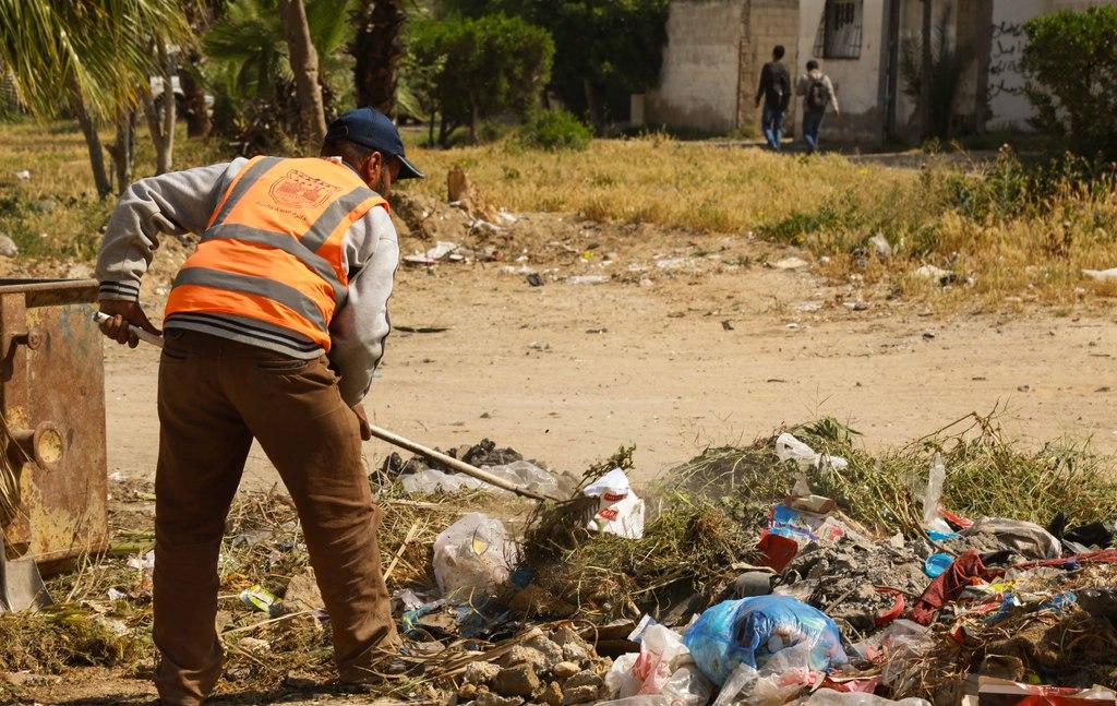 بلدية خان يونس تجمع 3,693 طن نفايات و 1520 كوب ردميات من شوارع خان يونس