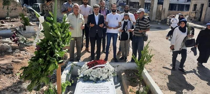 السفير عبد الهادي يضع أكليل من الزهور على أضرحة الشهداء في مخيم اليرموك