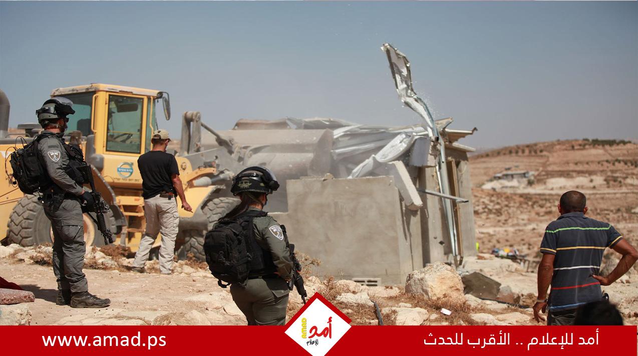 قوات الاحتلال توقف العمل بشارع في مسافر يطا وتحتجز العمال والآليات