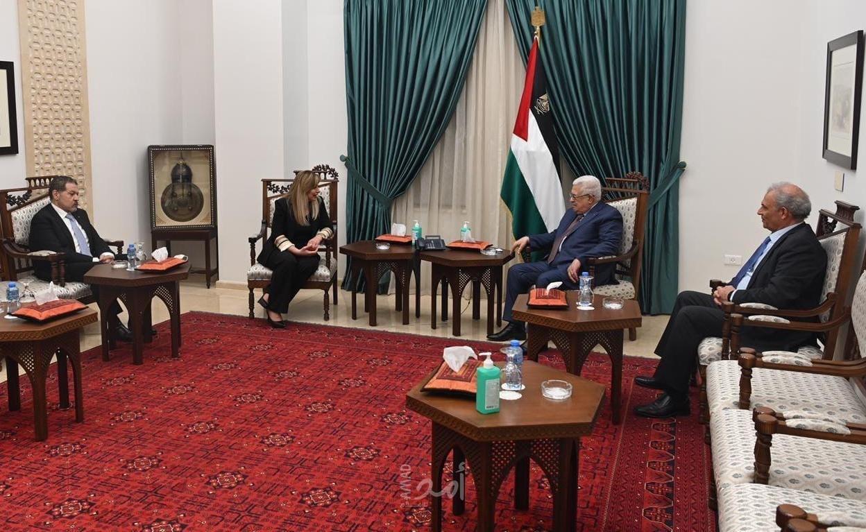 الرئيس عباس يستقبل مديرة المعهد الوطني للصحة العامة