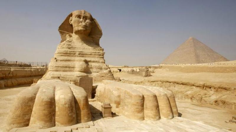 قطعة من تمثال" أبو الهول" تحل لغزا بمنطقة الأهرامات