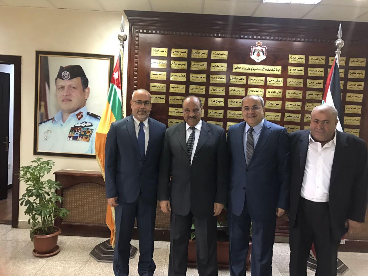 بعد لقاء وزير الداخلية..الطيبي يعلن: الأردن يسمح باستعمال جواز سفره لفلسطينيي 48 لعدة سفرات