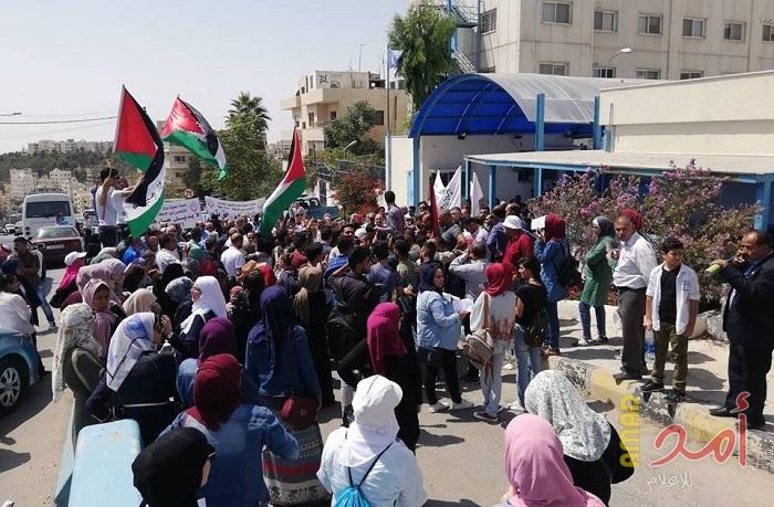 بالصور.. اعتصام أمام مقر "الأونروا" في عمّان احتجاجًا على محاولات تصفية حق العودة