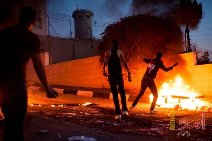 رشق قوات الاحتلال بالزجاجات الحارقة شمال القدس