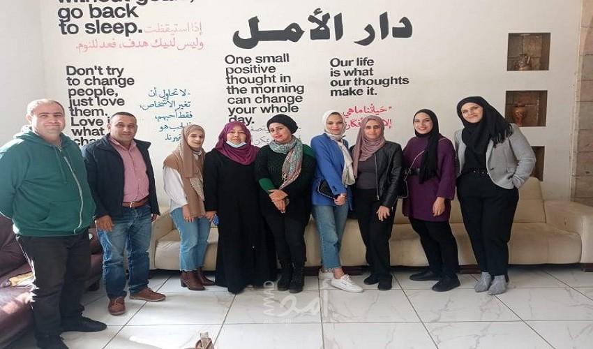 رام الله: دار الأمل تنظم نشاطاً فنياً لإعادة تدوير أوراق الصحف وتستقبل وفدًا من التوجيه السياسي والوطني