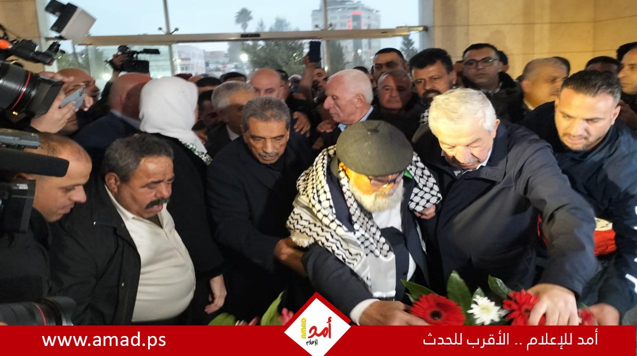 فتوح يهنئ الأسير فؤاد الشوبكي بالإفراج عنه من سجون الاحتلال