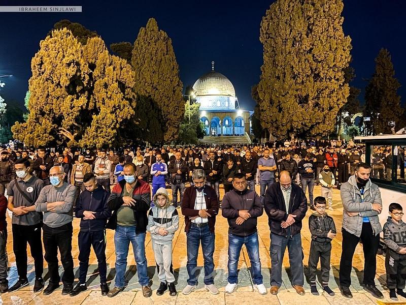 الآلاف يؤدون صلاة الفجر بالأقصى استجابة لدعوات "فجر يوم الأرض"
