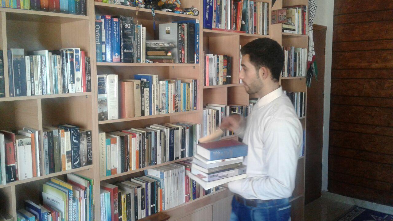 شاب عشريني يفتتح أول مكتبة انكليزية في قطاع غزة - صور